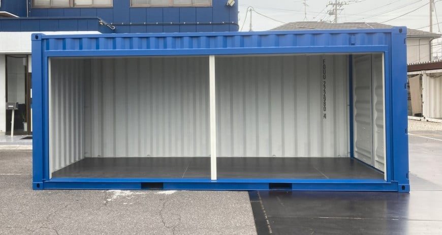 側面の全面を開けた青い20フィートコンテナ